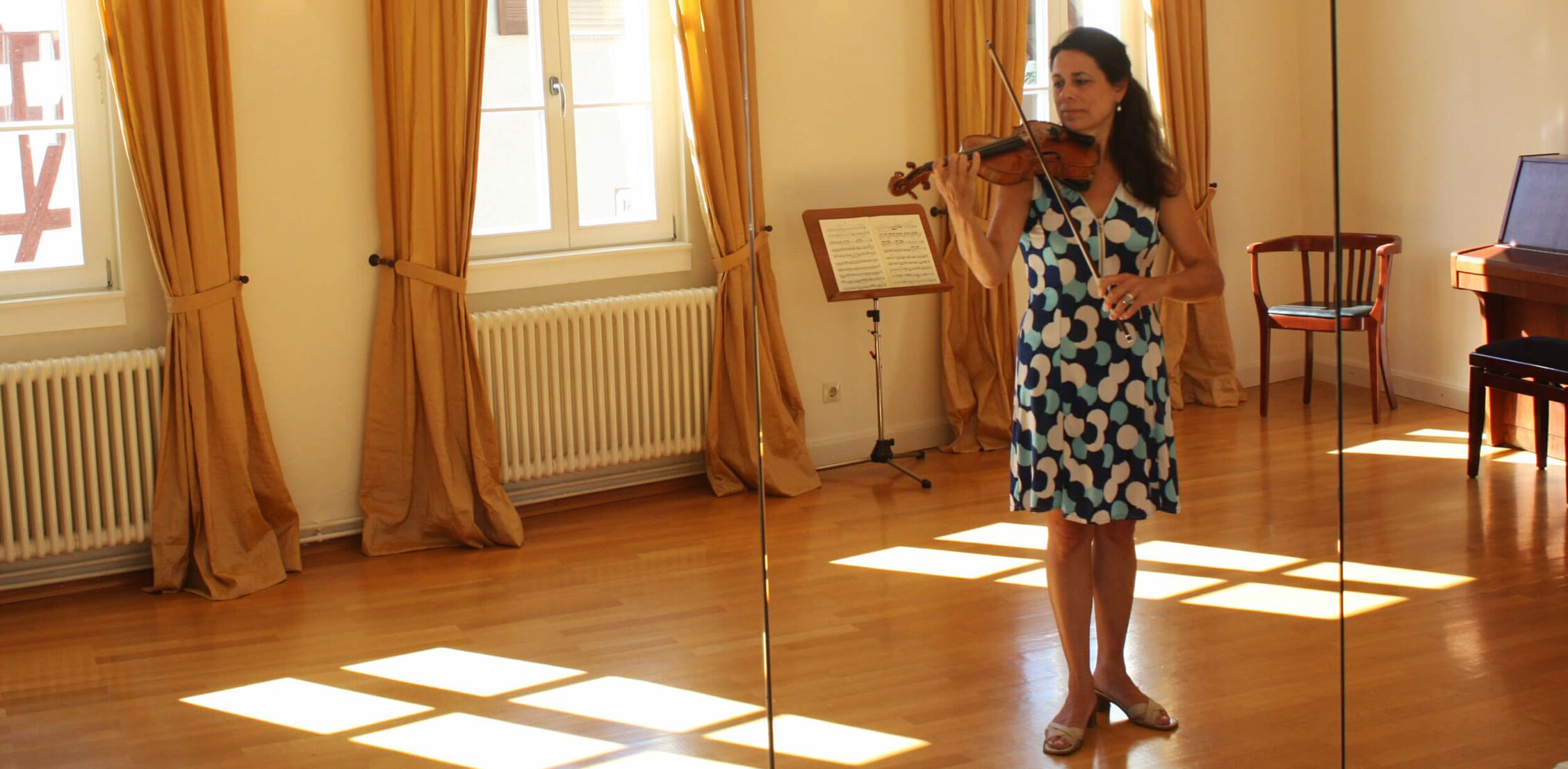 Simone-Hillenbrand spielt Geige